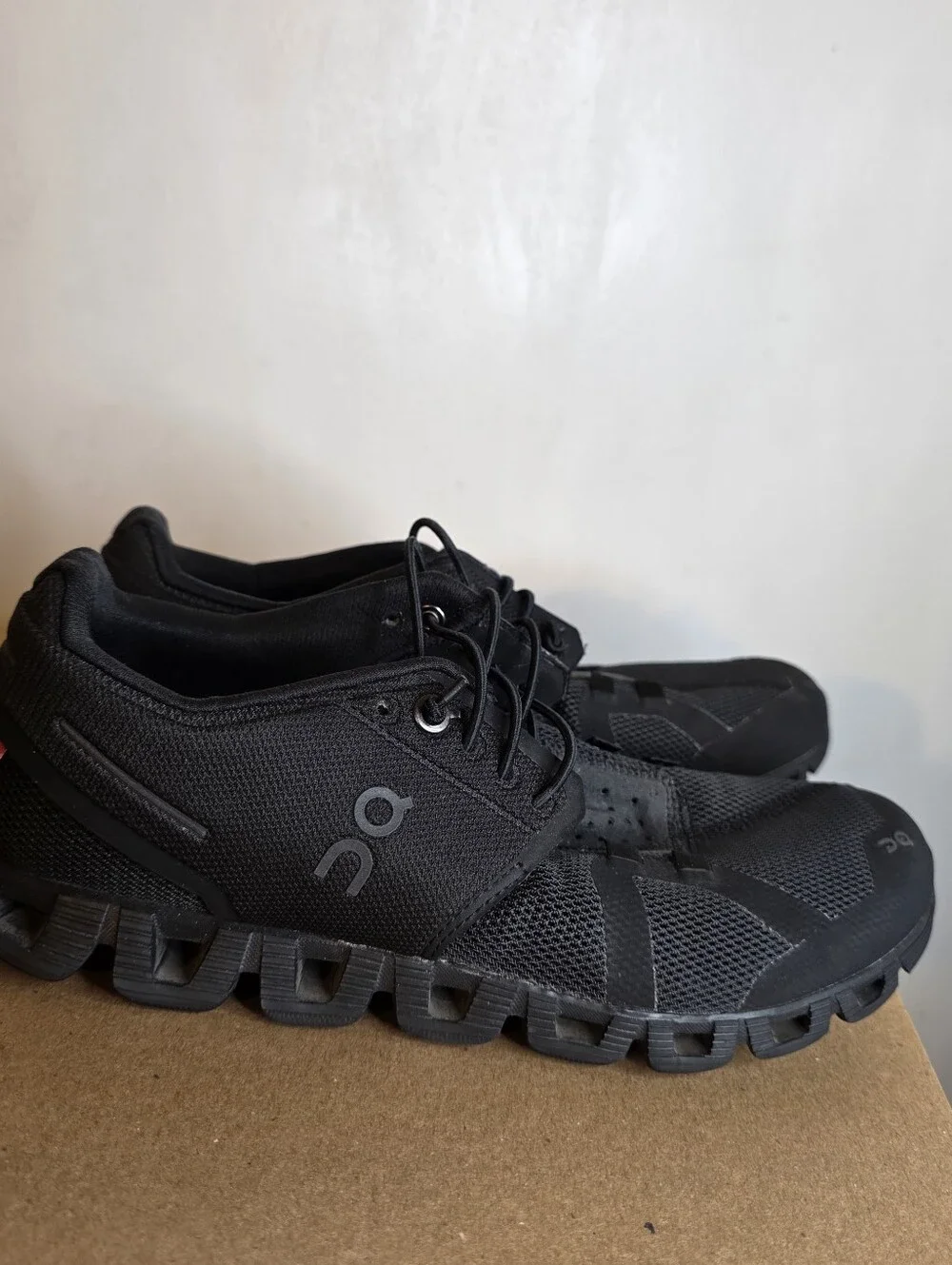 On Running Swiss Engineering Women Black Sneakers Size 6.5